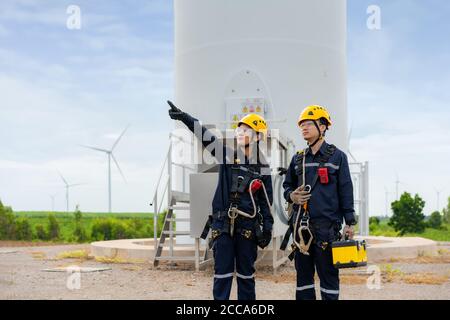 Asiatische Mann und Frau Inspektionsingenieure Vorbereitung und Fortschrittskontrolle einer Windkraftanlage mit Sicherheit im Windpark in Thailand. Stockfoto