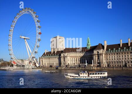 London, UK, October 27, 2011 : The London Eye and the Sea Life London Aquarium befindet sich im County Hall Gebäude am Südufer der Themse Stockfoto