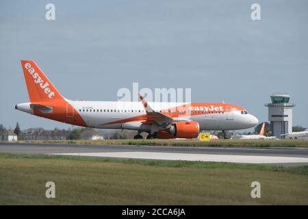 Southend Airport Essex, Großbritannien. August 2020. EasyJet-Flugzeuge kommen am Flughafen London Southend an. EasyJet hat bekannt gegeben, dass die Airline am 31. August 2020 ihre Flüge von den Flughäfen Southend, Stansted und Newcastle einstellen wird. Quelle: MARTIN DALTON/Alamy Live News Stockfoto