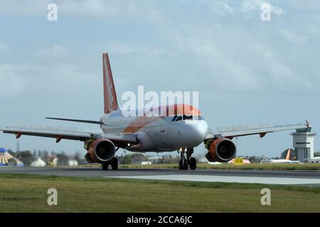 Southend Airport Essex, Großbritannien. August 2020. EasyJet-Flugzeuge kommen am Flughafen London Southend an. EasyJet hat bekannt gegeben, dass die Airline am 31. August 2020 ihre Flüge von den Flughäfen Southend, Stansted und Newcastle einstellen wird. Quelle: MARTIN DALTON/Alamy Live News Stockfoto