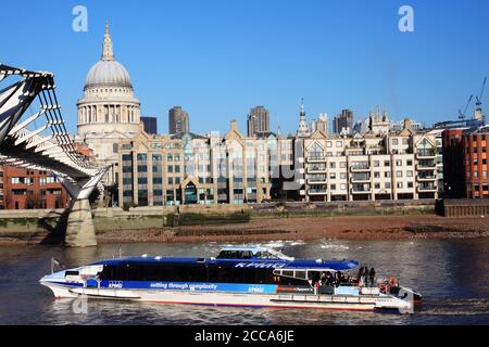 London, UK, January 14, 2012 : Thames Clipper öffentliche Verkehrsmittel Wasserbus Bootsfahrt auf der Themse durch St Paul's Cathedral, die eine beliebte Reise ist Stockfoto