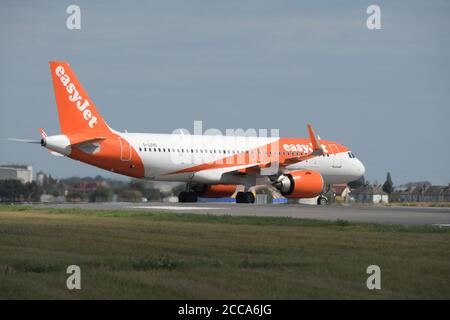 Southend Airport Essex, Großbritannien. August 2020. EasyJet-Flugzeuge kommen am Flughafen London Southend an. EasyJet hat bekannt gegeben, dass die Airline am 31. August 2020 ihre Flüge von den Flughäfen Southend, Stansted und Newcastle einstellen wird. Quelle: MARTIN DALTON/Alamy Live News Stockfoto