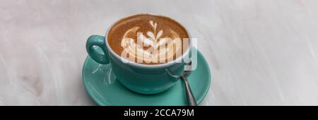 Cappucino Latte Art Kaffee Tasse Banner Hintergrund für Café. Panorama-Header Ernte von heißem Espresso Kaffee Getränk Stockfoto