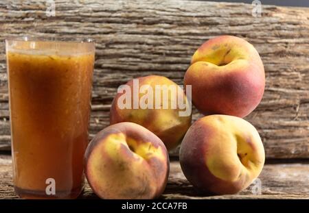Pfirsichsaft und Früchte. Der Pfirsich (wissenschaftlicher Name Prunus persica) ist eine Frucht mit wahrscheinlichem Ursprung in China. Verwendet bei der Herstellung von Säften, Marmeladen, Stockfoto