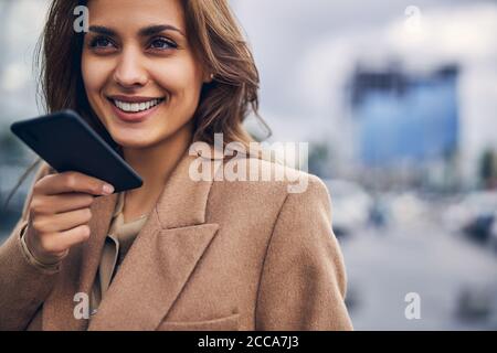 Schöne Geschäftsfrau sprechen auf dem Telefon im Freien Stockfoto