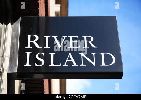 London, Vereinigtes Königreich, April 11, 2012 : River Island Bekleidungsgeschäft Logo Werbeschild an ihrem Marble Arch Retail Outlet in Oxford Street, die Stockfoto