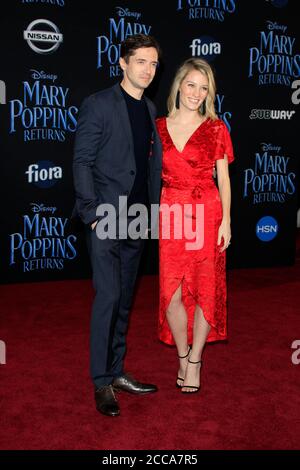 LOS ANGELES - NOV 29: Topher Grace, Ashley Hinshaw im Mary Poppins kehrt zurück Premiere im El Capitan Theater am 29. November 2018 in Los Angeles, CA Stockfoto