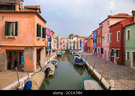 Burano, Italien - 09-18-2019 Bunte Häuser am Kanal in Burano, Italien. Burano ist eine Insel in der venezianischen Lagune und ist bekannt für seine Spitzen und br Stockfoto