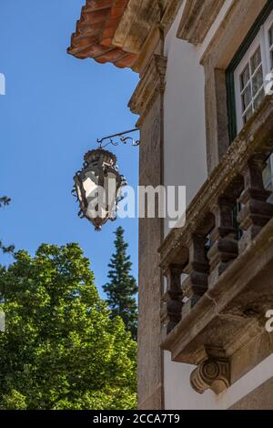 Vila Real / Portugal - 08 01 2020: Blick auf die klassische Außenlampe an der Ecke des Solar de Mateus Außengebäudes, ikonisch aus dem 18. Jahrhundert Po Stockfoto