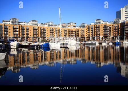 London, UK, January 14, 2012 : Luxus-Yacht-Boote und Segelschiffe, die in St Katherine Dock Marina an der Themse, die ein beliebtes Reise d Stockfoto