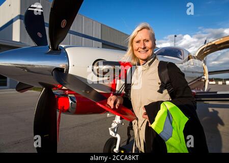 Fährpilot Margrit Budert Walz hält für die Nacht in Rapid City USA und bereitet das Flugzeug auf die Pause am Flugplatz während des Fährfluges mit der Socata TBM 900 von Südfrankreich nach Kalifornien auf der legendären Nordatlantikroute vor. Stockfoto