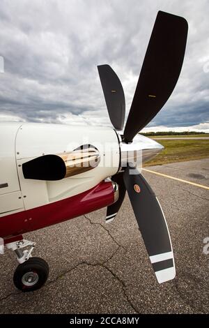 Fährpilot Margrit Budert Walz hält für die Nacht in Rapid City USA und bereitet das Flugzeug auf die Pause am Flugplatz während des Fährfluges mit der Socata TBM 900 von Südfrankreich nach Kalifornien auf der legendären Nordatlantikroute vor. Stockfoto