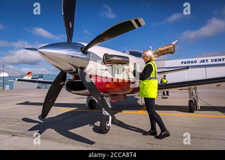 Fährpilot Margrit Budert Walz hält für die Nacht in Rapid City USA und bereitet das Flugzeug auf die Pause am Flugplatz während des Fährfluges mit der Socata TBM 900 von Südfrankreich nach Kalifornien auf der legendären Nordatlantikroute vor. Stockfoto