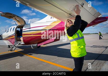 Fährpilot Margrit Budert Walz hält für die Nacht in Rapid City USA und bereitet das Flugzeug auf die Pause am Flugplatz während des Fährfluges mit der Socata TBM 900 von Südfrankreich nach Kalifornien auf der legendären Nordatlantikroute vor. Stockfoto