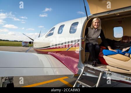 Fährpilot Margrit Budert Walz hält für die Nacht in Rapid City USA und bereitet das Flugzeug auf die Pause am Flugplatz während des Fährfluges mit der Socata TBM 900 von Südfrankreich nach Kalifornien auf der legendären Nordatlantikroute vor. Stockfoto