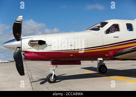 Fährpilot Margrit Budert Walz hält für die Nacht in Rapid City USA und bereitet das Flugzeug auf die Pause am Flugplatz während des Fährfluges mit der Socata TBM 900 von Südfrankreich nach Kalifornien auf der legendären Nordatlantikroute vor. Stockfoto