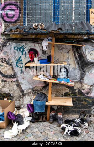 Berlin Mitte,Linienstrasse 206.Spendenregal - Büchertausch & Kleidung für Bedürftig während der Corona-Pandemie außerhalb Graffiti-bedeckten Squat Gebäude Stockfoto