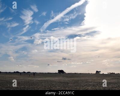 Strand von Sankt Peter-Ording an einem sonnigen Tag mit Fußgängern Und Drachen Stockfoto