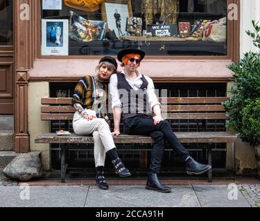 Berlin Mitte, Mulackstrasse 26. World End - Britische Designerin Vivienne Westwood Fashion Shop mit trendigen jungen Paar sitzt draußen auf der Bank Stockfoto