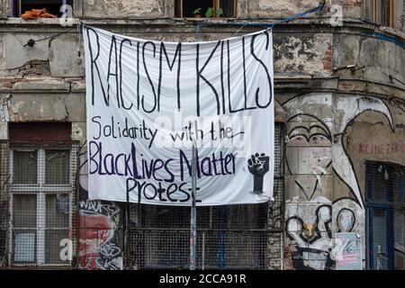 Berlin Mitte, Linienstraße 206. Rassismus tötet, Solidarität mit Black Lives Matter Protestbanner vor Graffiti-bedeckten Squat Gebäude Stockfoto