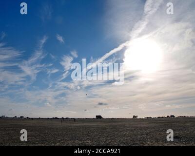 Strand von Sankt Peter-Ording an einem sonnigen Tag mit Fußgängern Und Drachen Stockfoto