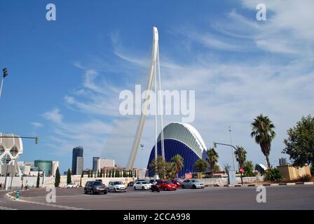 El Pont de L'Assut de L'Or (die Brücke des Golddamms) von der Stadt der Künste und Wissenschaften in Valencia, Spanien am 2. September 2019. Stockfoto