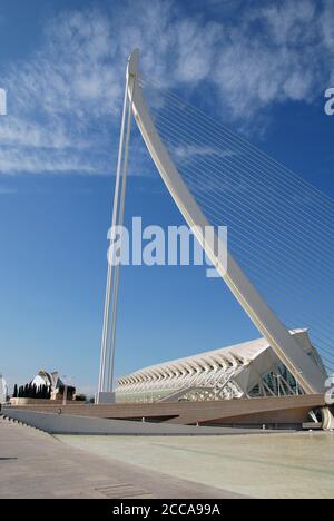 El Pont de L'Assut de L'Or (die Brücke des Golddamms) von der Stadt der Künste und Wissenschaften in Valencia, Spanien am 5. September 2019. Stockfoto