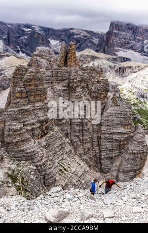 Italien Venetien - Bergsteiger auf dem Klettersteig (Innerkfler-De Luca) Nach Monte Paterno Stockfoto