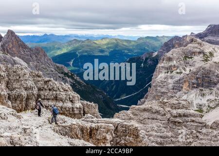 Italien Venetien - Bergsteiger auf dem Klettersteig (Innerkfler-De Luca) Nach Monte Paterno Stockfoto