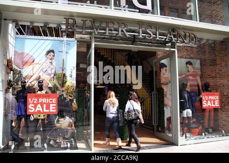 Oxford, UK, April 15, 2012 : River Island Kleidung Einzelhandelsgeschäft in Clarendon Center Cornmarket Street, während einer halben Preis Geschäft Verkauf, der ist Stockfoto