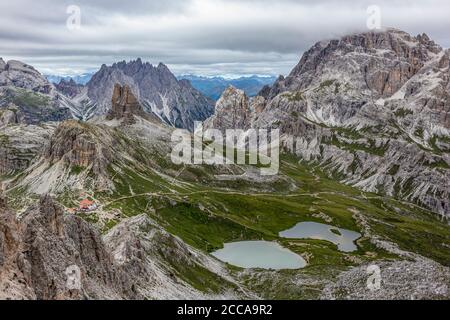 Italien Venetien - Panorama von der Forcella del Camoscio aus können Sie die Locatelli Hütte (TreCime), den Sasso di Sexten, den Torre di Tobli und die Laghi dei Piani sehen Stockfoto