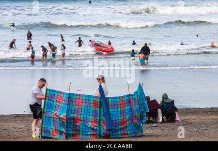 Beschäftigt, überfüllt, Borth, Borth Beach, mit, ein, riesig, Zustrom, von, Touristen, vor allem, aus, England, Englisch, auf, windig, Tag, mit, Böen, vor, zu, ein, Sturm, machen, groß, Surfen, Surfen, Bedingungen, und kompetent, Surfer, und, Anfänger, nehmen, zu, die, Wasser, Wasser. Gelegen, an, Cardigan Bay, nördlich, von, Aberystwyth, Borth Beach, erstreckt sich für, viele, Meilen, nach, Ynyslas, und ist ein beliebter Surfspot. Die, Menschenmassen, sind, besonders groß, weil viele Briten bleiben Aufenthalt in diesem Jahr. Stockfoto