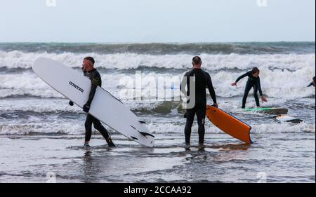 Beschäftigt, überfüllt, Borth, Borth Beach, mit, ein, riesig, Zustrom, von, Touristen, vor allem, aus, England, Englisch, auf, windig, Tag, mit, Böen, vor, zu, ein, Sturm, machen, groß, Surfen, Surfen, Bedingungen, und kompetent, Surfer, und, Anfänger, nehmen, zu, die, Wasser, Wasser. Gelegen, an, Cardigan Bay, nördlich, von, Aberystwyth, Borth Beach, erstreckt sich für, viele, Meilen, nach, Ynyslas, und ist ein beliebter Surfspot. Die, Menschenmassen, sind, besonders groß, weil viele Briten bleiben Aufenthalt in diesem Jahr. Stockfoto