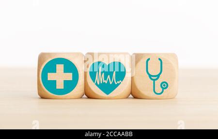 Kardiologisches Konzept. Holzblöcke mit medizinischen Symbol auf dem Tisch. Speicherplatz kopieren Stockfoto