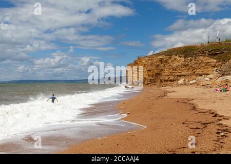 Hive Beach mit Golden Cap Hill in der Ferne, Burton Bradstock, Dorset, Großbritannien Stockfoto