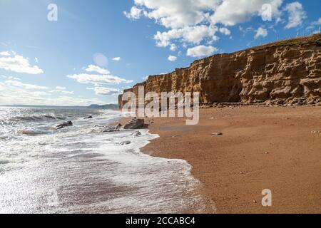 Hive Beach mit Golden Cap Hill in der Ferne, Burton Bradstock, Dorset, Großbritannien Stockfoto