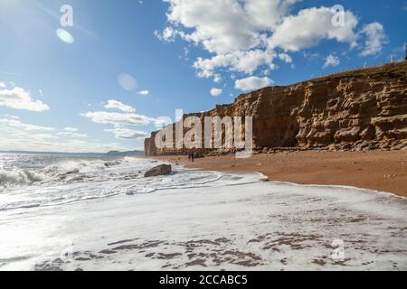 Hive Beach mit Golden Cap Hill in der Ferne, Burton Bradstock, Dorset, Großbritannien Stockfoto