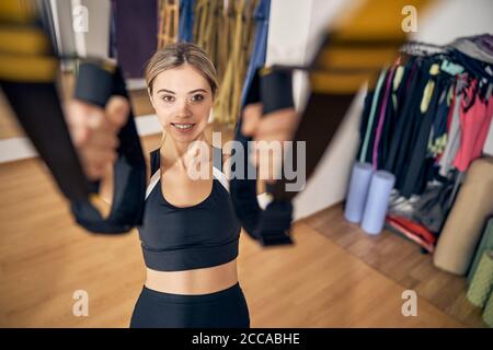 Weibliche Athletin führt Bewegung im Fitnessstudio Stockfoto