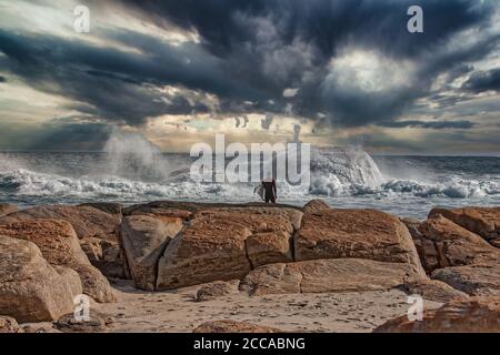 Surfer warten auf den richtigen Moment in der Nähe von Yallingup, Soutwest Australien Stockfoto