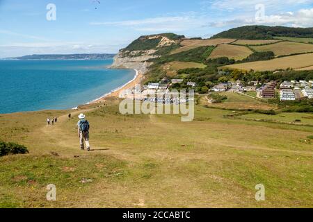 Wanderer, die entlang des South West Coast Path an der Jurassic Coast, Dorset, England, Großbritannien, zum Strand Eype Mouth fahren Stockfoto