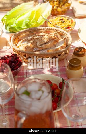 Nahaufnahme eines Alfresco-Mittagessens im Schatten eines Baumes im Sommer in Dorset. Stockfoto