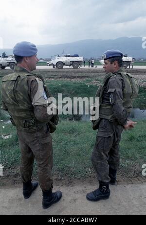 20. April 1994 während der Belagerung von Sarajevo: Auf einem Rollweg am Flughafen unterhalten sich ukrainische Soldaten, während ein Konvoi der Vereinten Nationen bereit ist, nach Goražde zu reisen, 55 km südöstlich von Sarajevo. Stockfoto