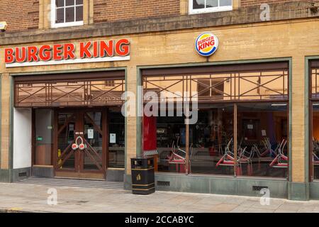 Ein geschlossenes Burger King Fast Food Restaurant mit Stühlen auf den Tischen in Salisbury, Wiltshire, England. Stockfoto