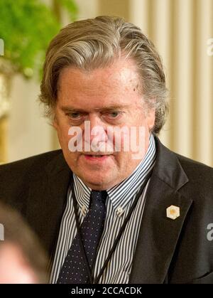 ***DATEI FOTO*** ehemaliger Trump-Berater Steve Bannon verhaftet und vor 40 Jahren im Gefängnis wegen Betrugs-Anschuldigungen. Steve Bannon, Chefstratege des Weißen Hauses, kommt vor dem US-Präsidenten Donald J. Trump und dem italienischen Premierminister Paolo Gentiloni, die am Donnerstag, dem 20. April 2017, eine gemeinsame Pressekonferenz im East Room des Weißen Hauses in Washington, DC, abhalten. Kredit: Ron Sachs/CNP /MediaPunch Stockfoto