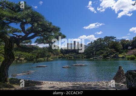 Impressionen vom Frühling im berühmten japanischen Landschaftsgarten Ritsurin in Takamatsu City, Shikoku, Japan Stockfoto