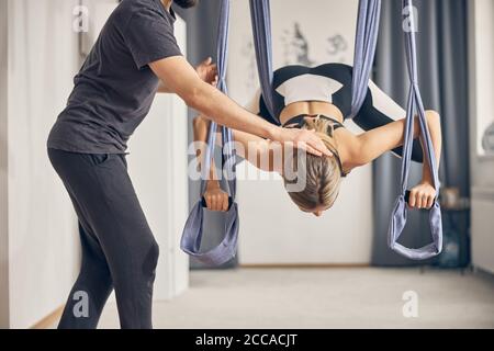 Fit Dame Training mit einem persönlichen Trainer Stockfoto