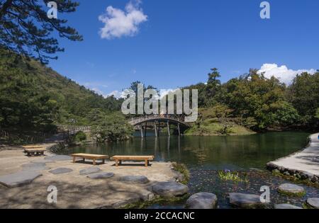 Impressionen vom Frühling im berühmten japanischen Landschaftsgarten Ritsurin in Takamatsu City, Shikoku, Japan Stockfoto