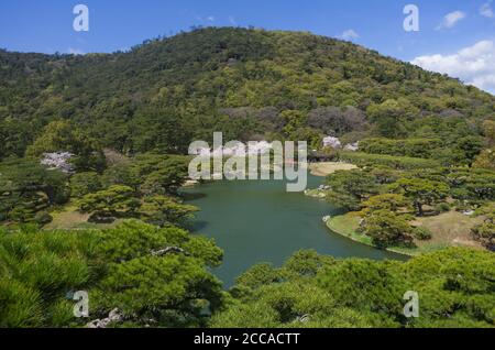 Impressionen vom Frühling im berühmten japanischen Landschaftsgarten Ritsurin in Takamatsu City, Shikoku, Japan Stockfoto