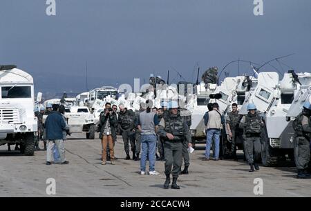 24. April 1994 während der Belagerung von Sarajevo: Auf einem Rollweg am Flughafen mischen sich die Medien mit französischen Soldaten, während sich ein Konvoi der Vereinten Nationen auf die Reise nach Goražde vorbereitet, 55 km südöstlich von Sarajevo. Stockfoto