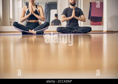 Mann und Frau meditieren in einer Lotushaltung Stockfoto